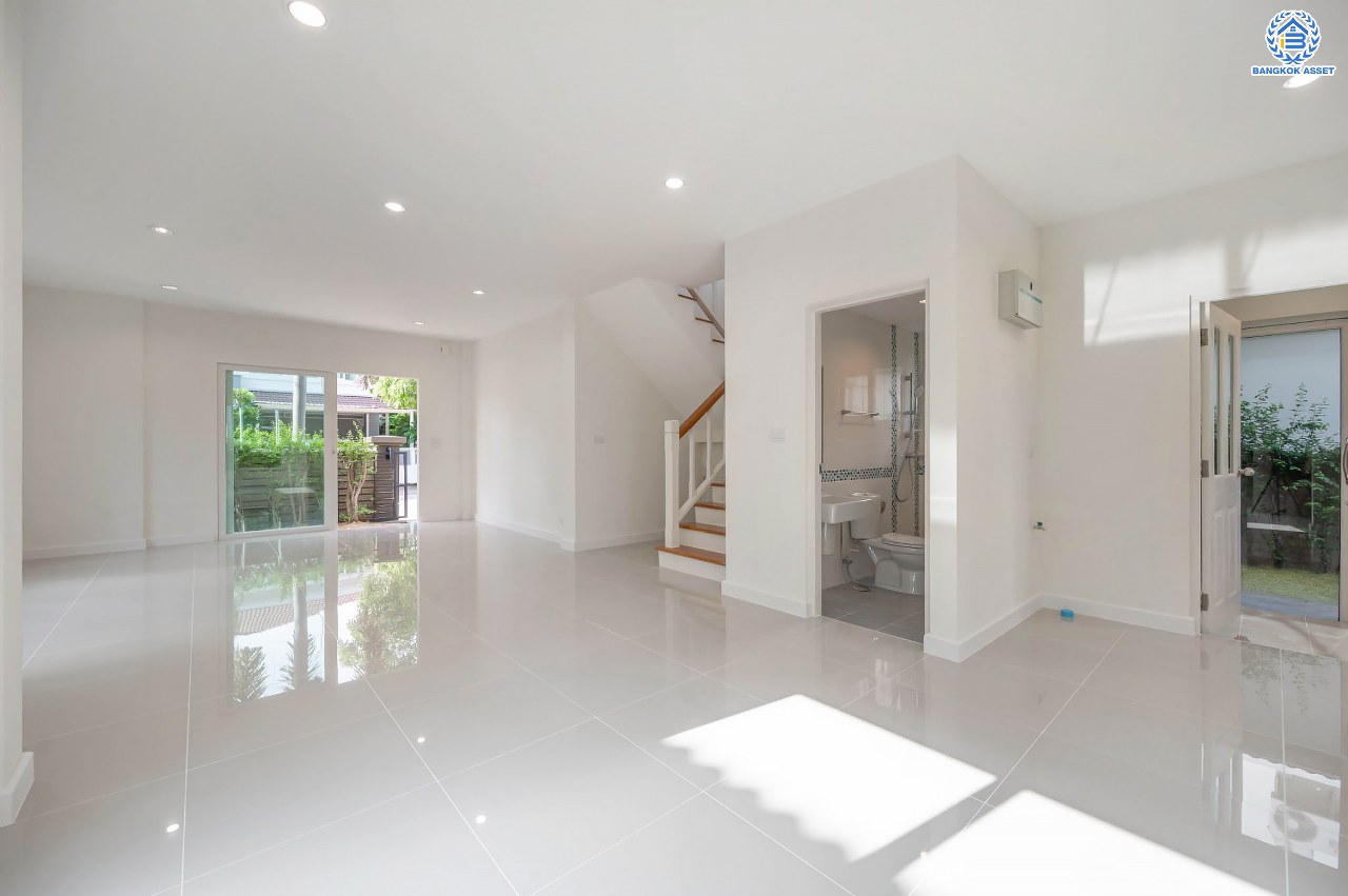 บ้านมือสองตกแต่งใหม่ โครงการ คาซ่าวิลล์ ราชพฤกษ์-แจ้งวัฒนะ จากแบรนด์ Q.House ต่อเติมครบพร้อมเข้าอยู่ เนื้อที่ 50 ตร.ว. ฟังก์ชันจัดเต็ม 3 ห้องนอน 2 ห้องน้ำ จอดรถได้ 2 คัน บนทำเลศักยภาพ ติดถนนราชพฤกษ์ ใกล้ทางด่วน "แจ้งวัฒนะ" และเซ็นทรัลแจ้งวัฒนะ